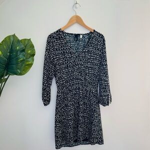 H&M | Women’s Black & White Heart Print 3/4 Sleeve V-Neck Fit Dress